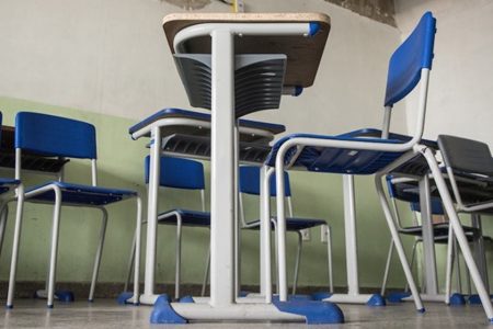 Carteira em escola de Samambaia com sala de aula vazia