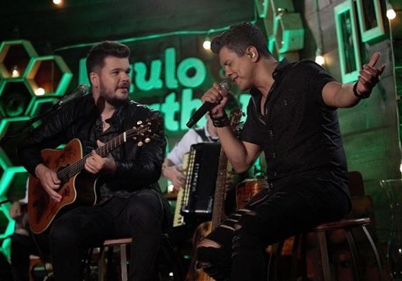 Cantor sertanejo Felipe Araújo em show