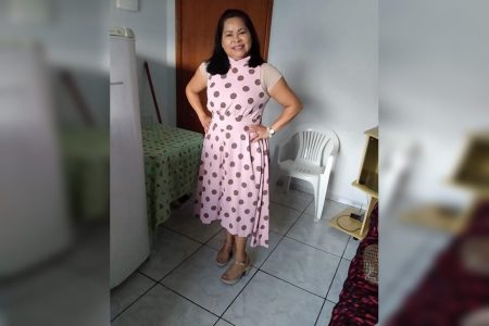 Mulher de vestido posa para foto