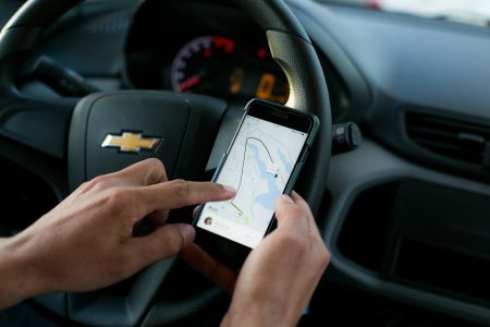 uber motorista aplicativo no carro