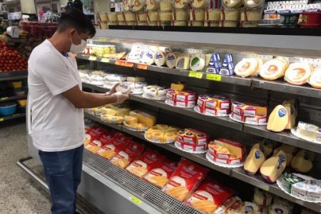 Homem escolhe produto no supermercado