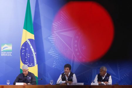 Ministro da Saúde, Luiz Henrique Mandetta, e secretários de Vivilância em Saúde, Wanderson Kleber, e o secretário-executivo, João Gabbardo