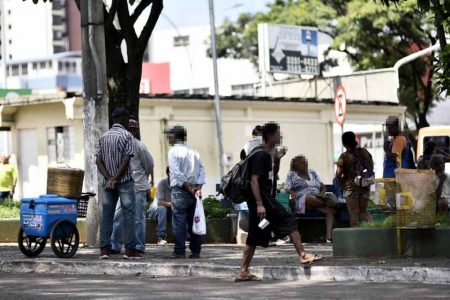Movimentação na praça do Relógio de Taguatinga em época de coronavírus
