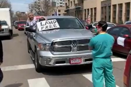 enfermeiro bloqueia manifestantes que pedem fim do isolamento