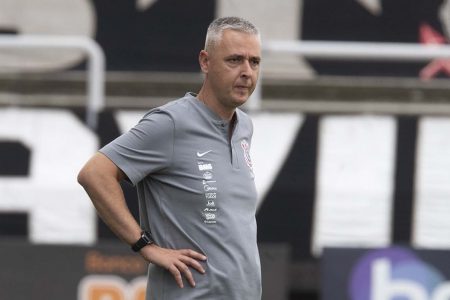 Tiago Nunes com a mão na cintura