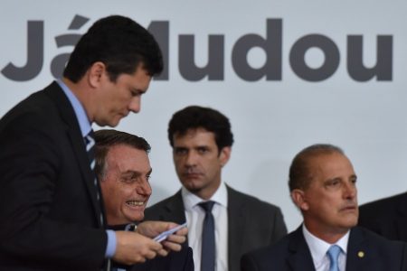 Moro e Bolsonaro em frente a cartaz "já mudou"