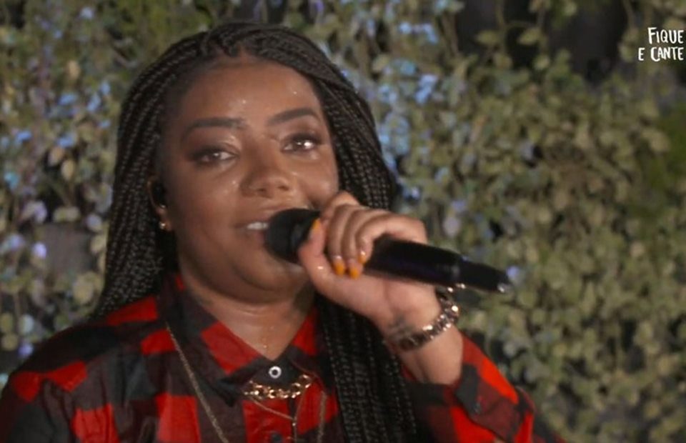 Ludmilla molhada após cair em piscina durante live