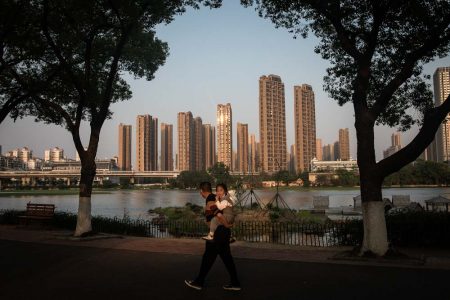 chineses de wuhan visitam The Zoo após quarentena