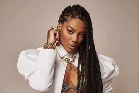 cantora Ludmilla posa