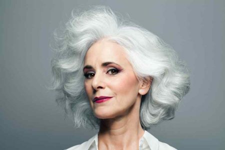 Mulher pousa com cabelos brancos hidratados