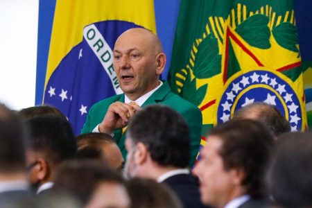 Fotografia colorida. Luciano Hang é fotografado no Palácio do Planalto em coletiva