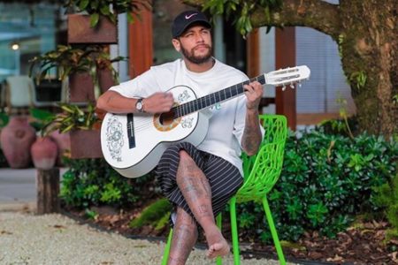 Neymar com violão