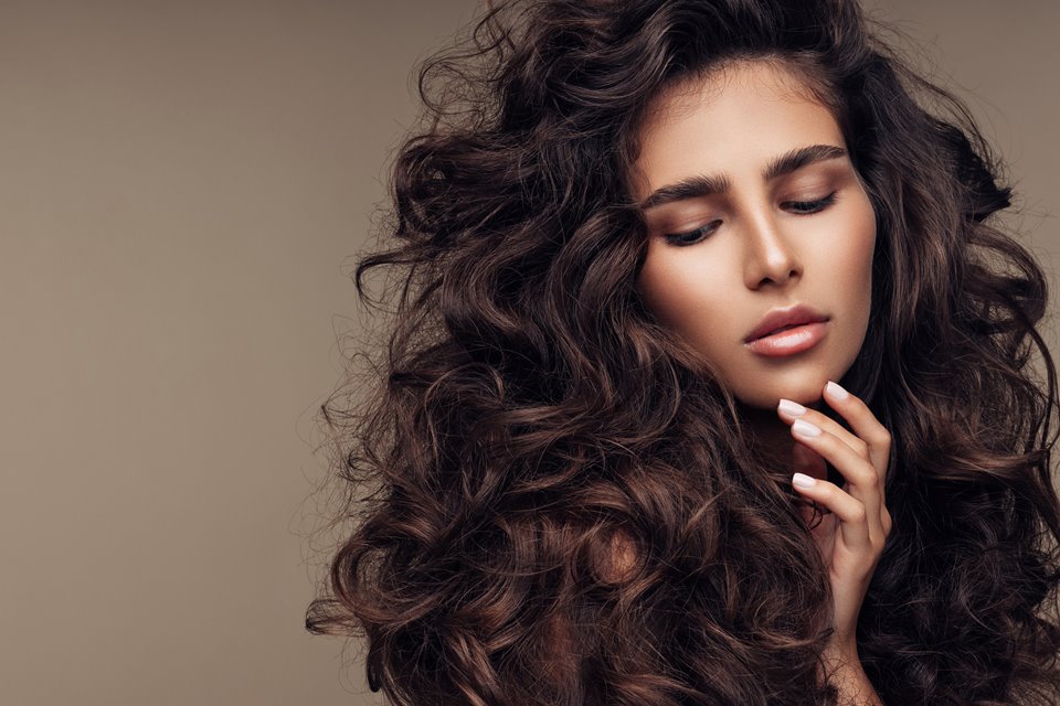 Mulher com o cabelo ondulado