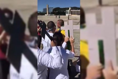 Enfermeiros e apoiadores do presidente se desentendem