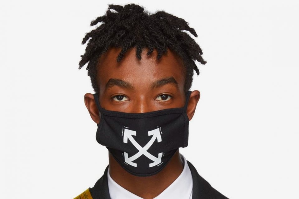 Máscara facial Off-White com logo de setas