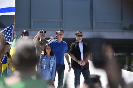 Bolsonaro aparece em ato pró-governo