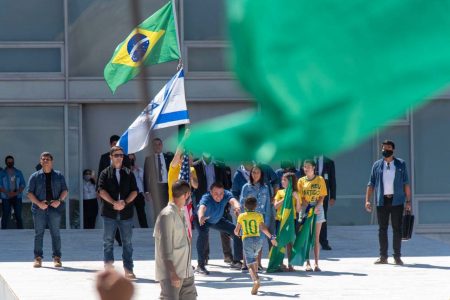 Bolsonaro recebe criança durante protesto em brasilia