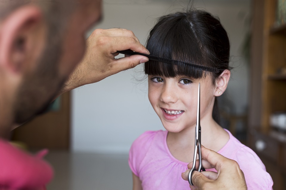 Cortar o cabelo das crianças em casa
