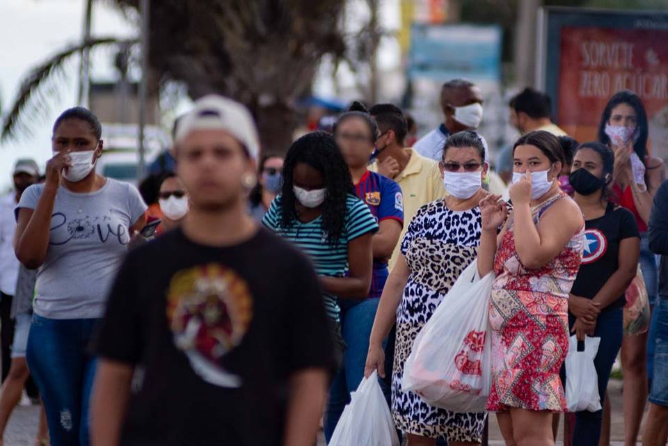 Pessoas caminham pelas ruas de Ceilândia