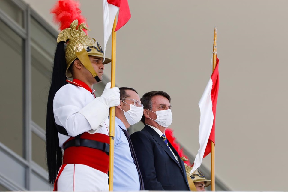 Bolsonaro, de máscara, na rampa do Planalto