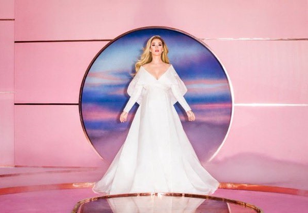 Katy Perry no clipe de Never Worn White