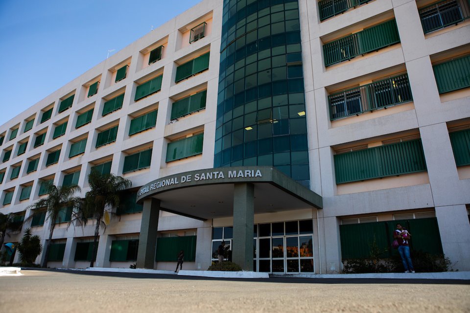 Prédio branco com verde