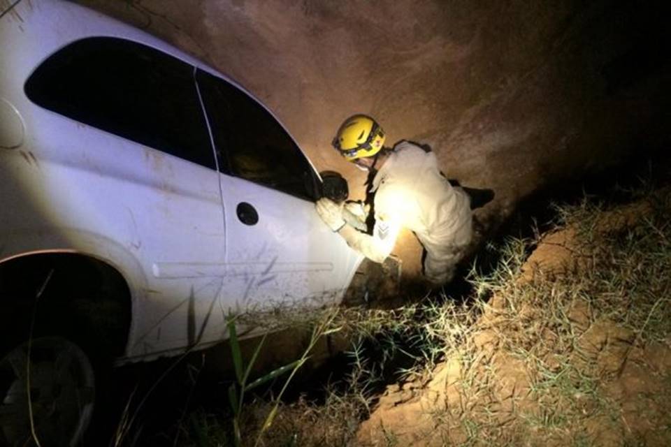 Carro engolido por cratera