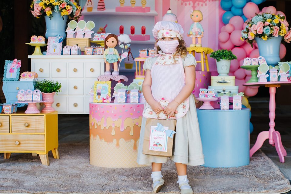Menina com máscara em festa de aniversário