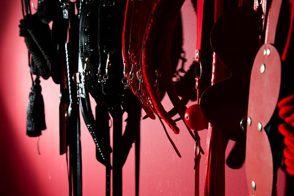 Acessórios de BDSM pendurados na parede