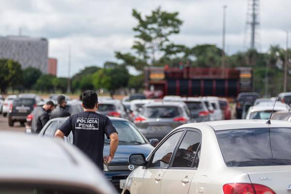 Manifestação de colegas do policial penal morto pelo novo coronavírus