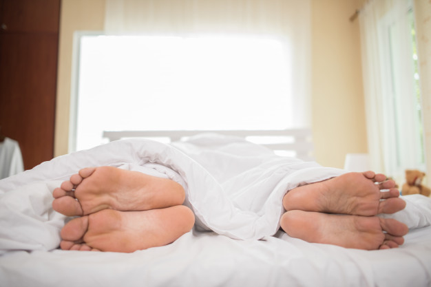 Pés de um casal de costas