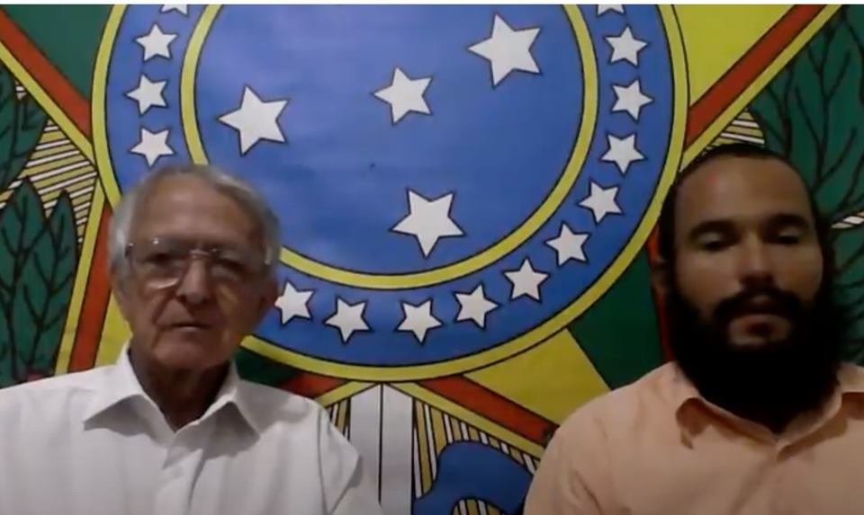 dois homens na frente de brasão