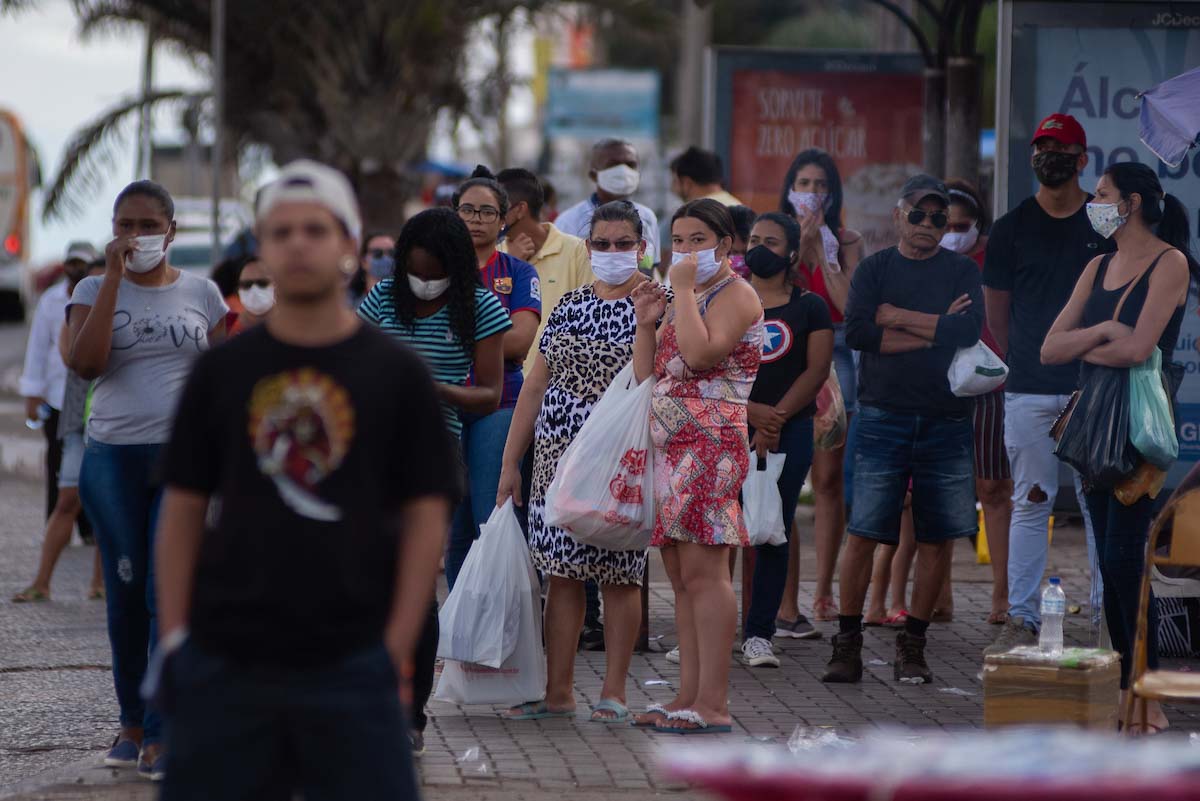 pessoas de máscara nas ruas do df