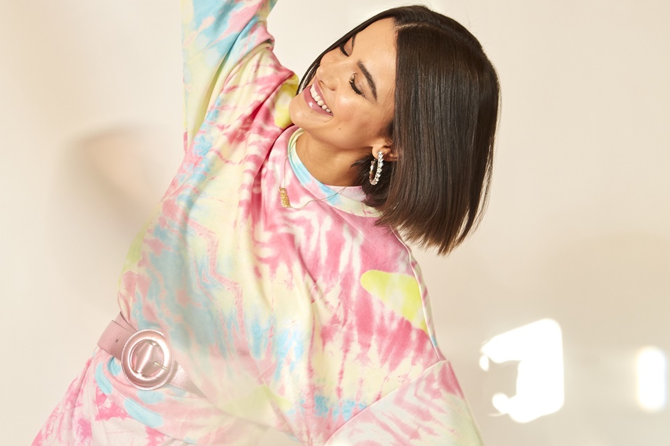 Manu Gavassi com roupa tie-dye
