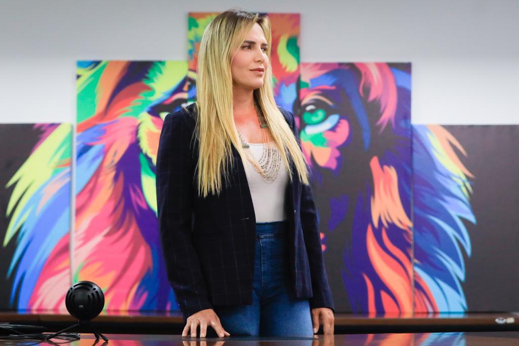 celina leão durante entrevista