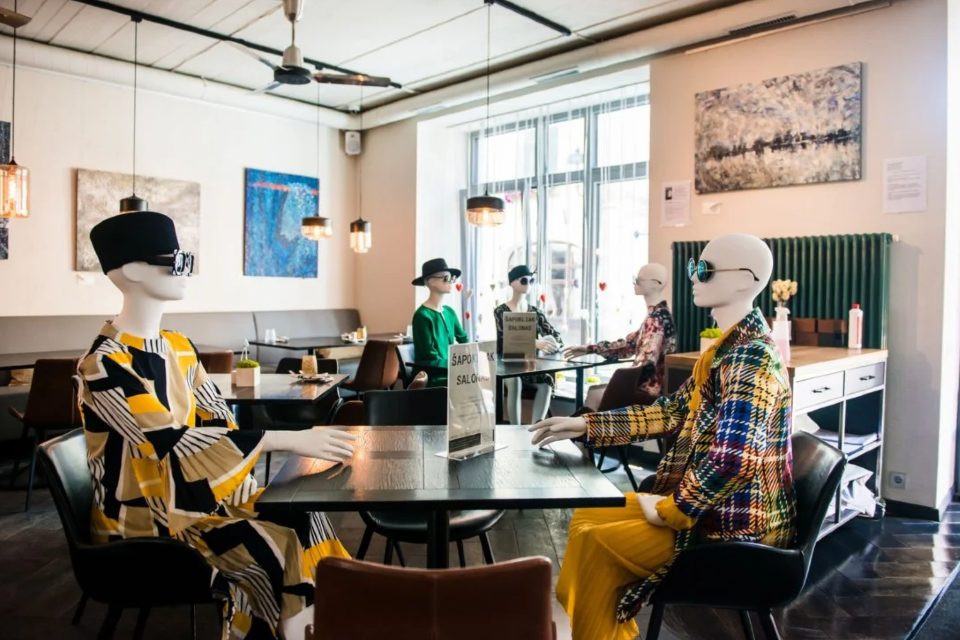 Manequins ocupam espaços vazios em restaurante em Vilnius, na Lituânia