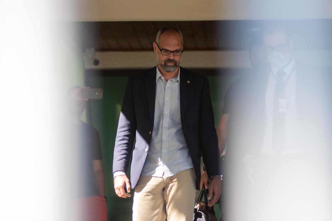 Allan dos Santos veste traje social