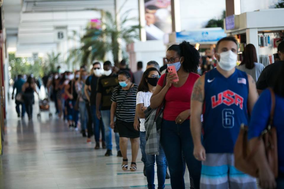 Conjunto nacional -reabertura de shopping provoca filas nas entradas.jpg