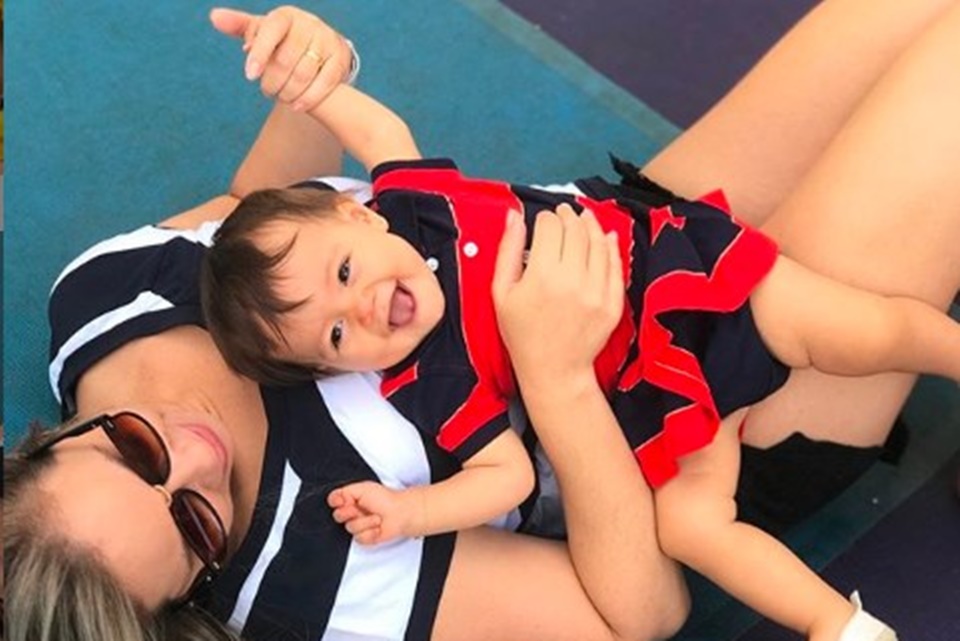 A mãe Narla e a filha Bela se divertem