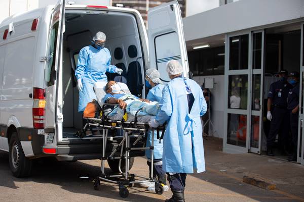 Profissionais de saúde transportam paciente