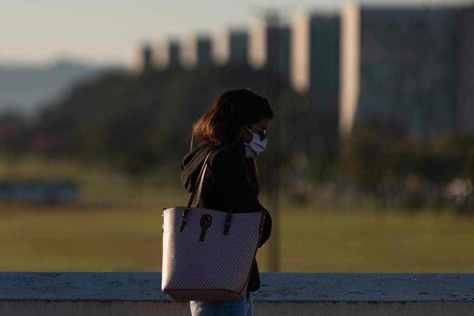 Mulher usa máscara contra o coronavírus no DF