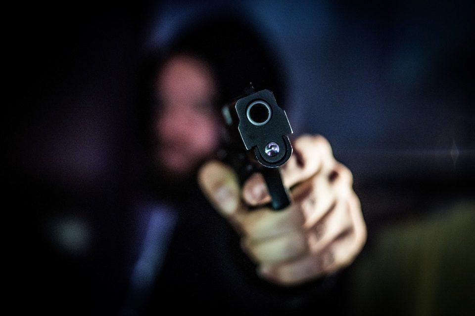 Homem desfocado apontado arma -- Metrópoles