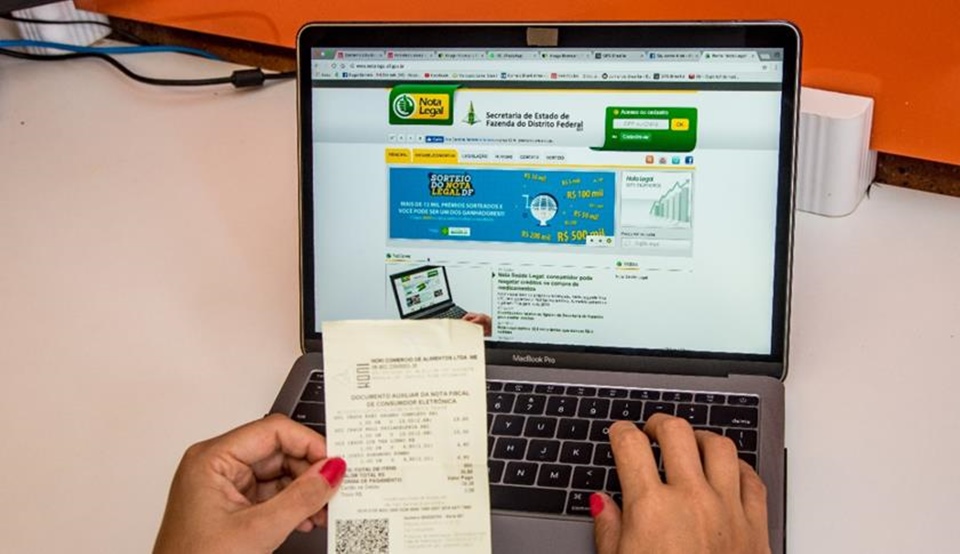 Site do Nota legal com duas mãos e uma nota fiscal