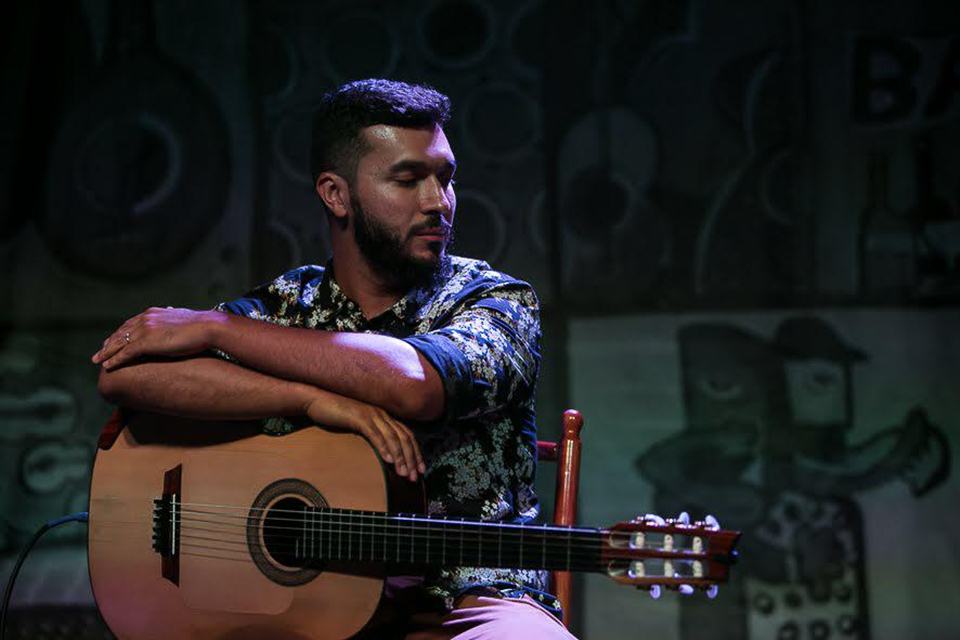 George Costa, violonista de seis cordas em show