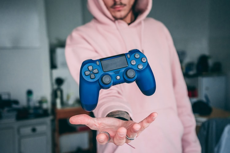 Pessoa jogando console do videogame pro alto