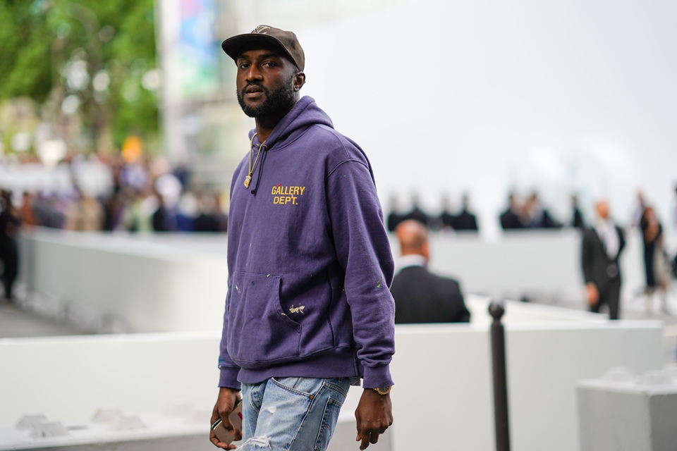 Virgil Abloh com moletom lilás durante a Semana de Moda de Paris