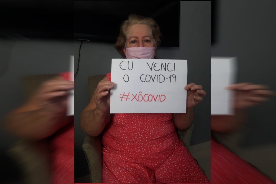 idosa com placa