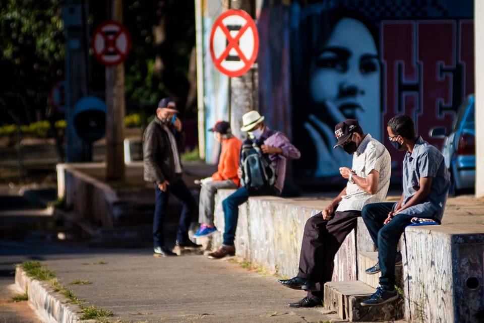 Pessoas se protegem do coronavírus no DF usando máscara