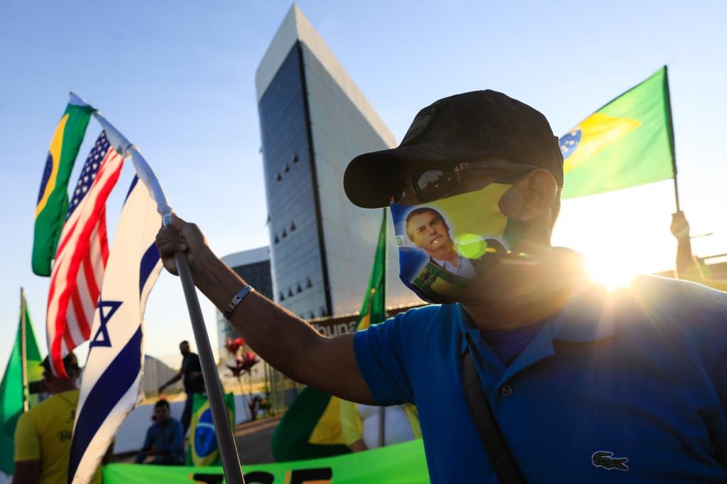 Manifestantes pró-Bolsonaro em frente ao TSE para julgamento da chapa