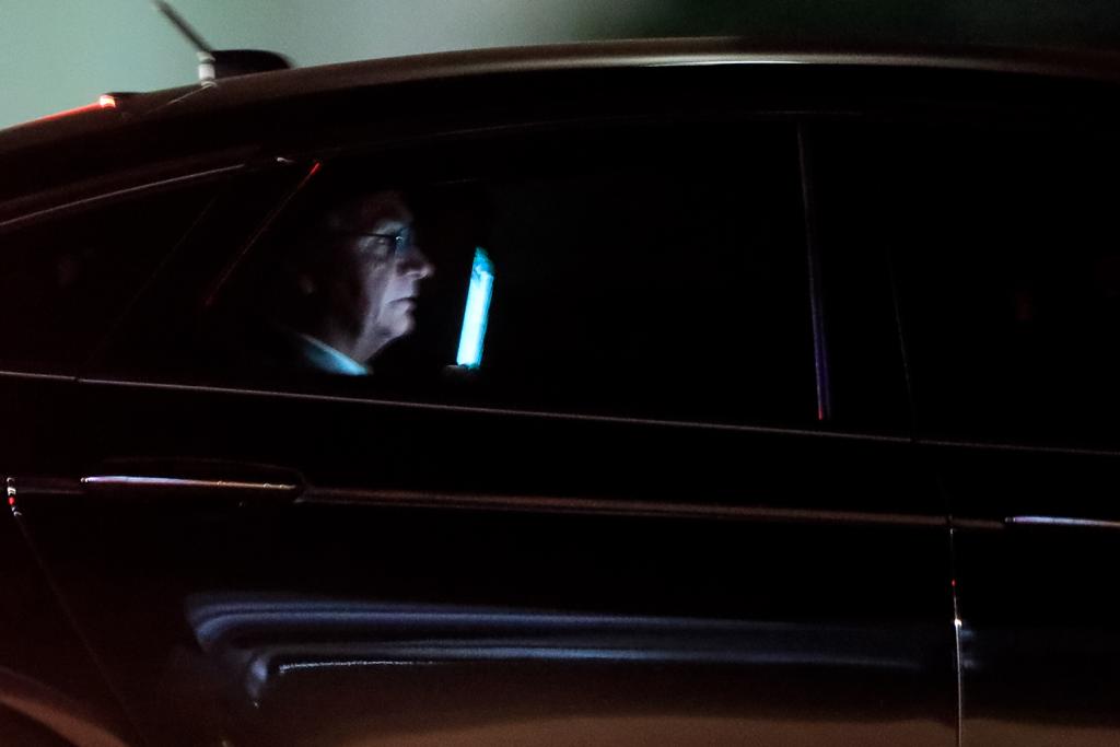 Presidente Jair Bolsonaro conversa ao celular na saída do planalto